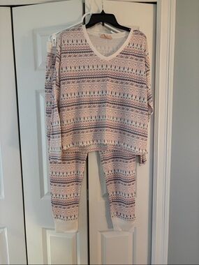 Cozy Pink Patterned V-Neck Pajama Set